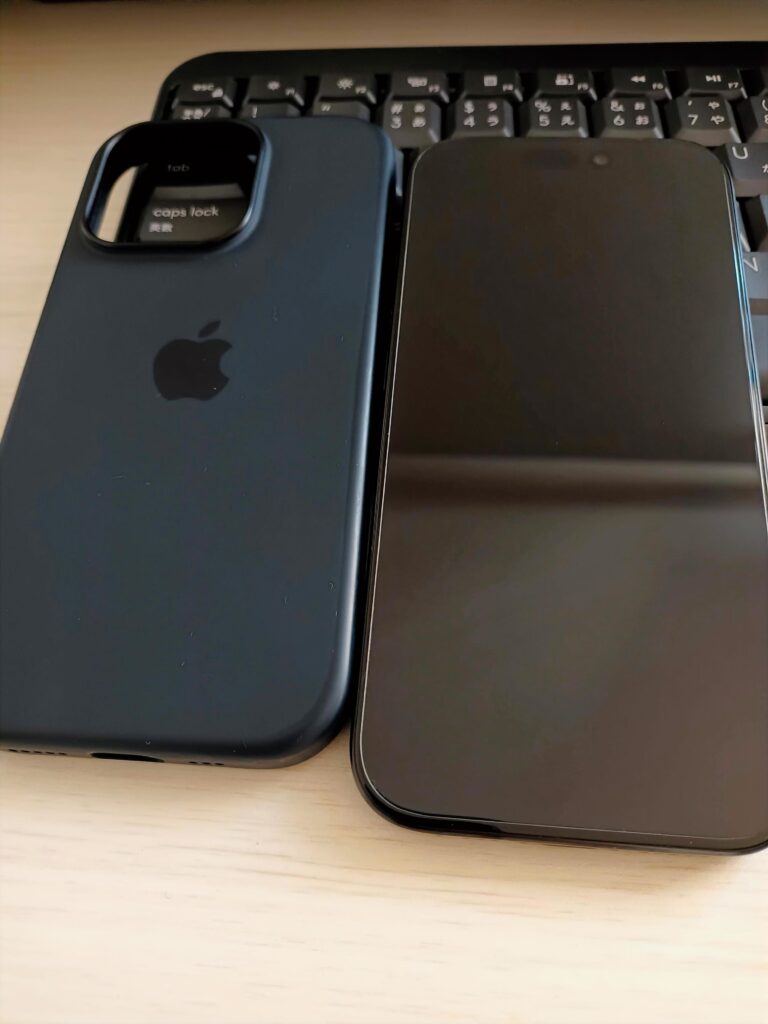 ガラスザムライ張り付け後のiPhone16Pro