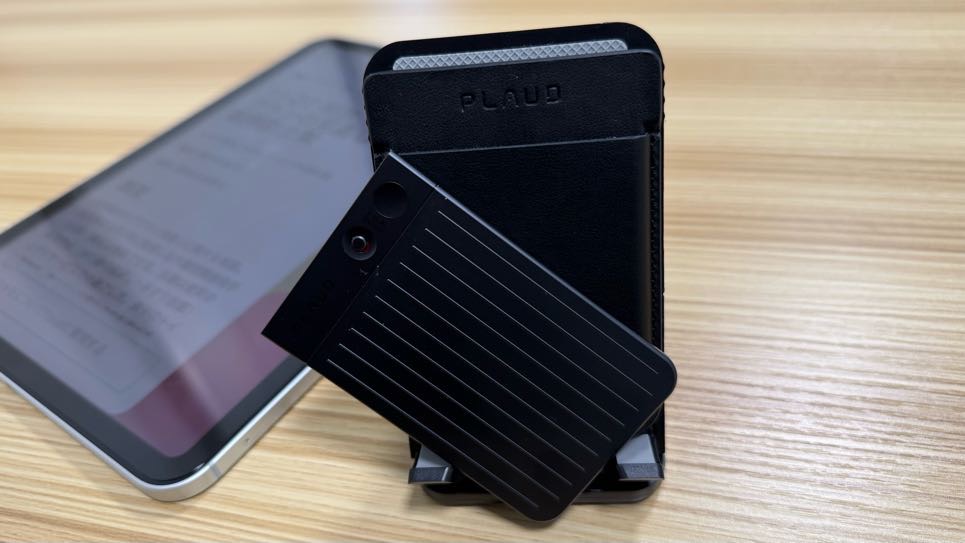 PLAUD NOTEとiPadを並べてBluetooth同期している様子